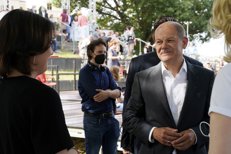 Olaf Scholz und Annalena Baerbock bei der Veranstaltung 'Frauen Stimmen Gewinnen' in Potsdam