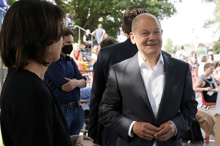 Olaf Scholz und Annalena Baerbock bei der Veranstaltung 'Frauen Stimmen Gewinnen' in Potsdam