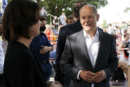 Olaf Scholz und Annalena Baerbock bei der Veranstaltung 'Frauen Stimmen Gewinnen' in Potsdam