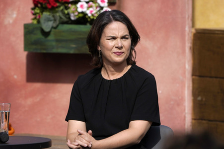 Olaf Scholz und Annalena Baerbock bei der Veranstaltung 'Frauen Stimmen Gewinnen' in Potsdam