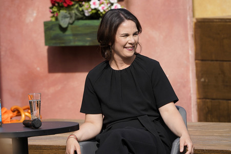 Olaf Scholz und Annalena Baerbock bei der Veranstaltung 'Frauen Stimmen Gewinnen' in Potsdam