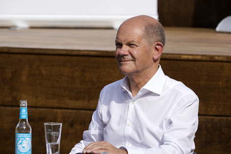 Olaf Scholz und Annalena Baerbock bei der Veranstaltung 'Frauen Stimmen Gewinnen' in Potsdam