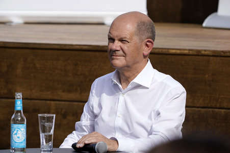 Olaf Scholz und Annalena Baerbock bei der Veranstaltung 'Frauen Stimmen Gewinnen' in Potsdam