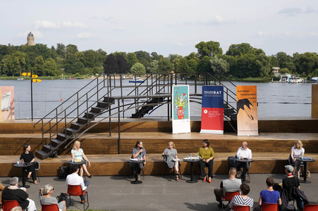 Olaf Scholz und Annalena Baerbock bei der Veranstaltung 'Frauen Stimmen Gewinnen' in Potsdam