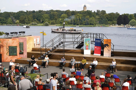 Olaf Scholz und Annalena Baerbock bei der Veranstaltung 'Frauen Stimmen Gewinnen' in Potsdam