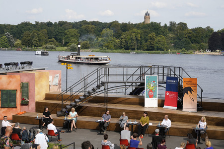 Olaf Scholz und Annalena Baerbock bei der Veranstaltung 'Frauen Stimmen Gewinnen' in Potsdam