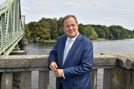 Armin Laschet bei einer Gedenkveranstaltung zum 60. Jahrestag des Baus der Berliner Mauer in Potsdam