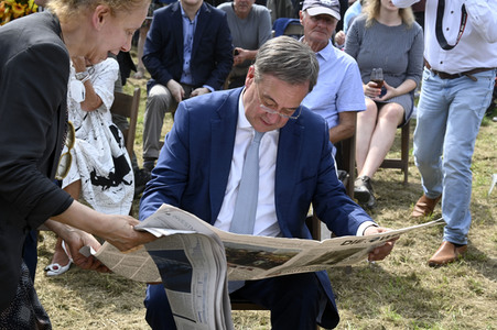 Armin Laschet bei einer Gedenkveranstaltung zum 60. Jahrestag des Baus der Berliner Mauer in Potsdam