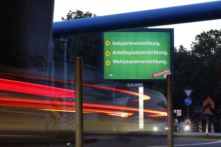 Ein Plakat der Kampagne 'Grüner Mist' in Köln