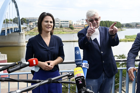 Besuch von Kanlzerkandidatin Annalena Baerbock und Joschka Fischer in Frankfurt (Oder)