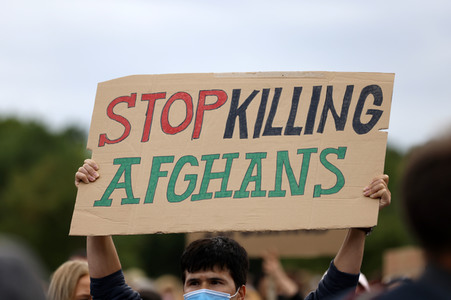 Kundgebung 'Luftbrücke jetzt! Schafft sichere Fluchtwege aus Afghanistan!' in Berlin