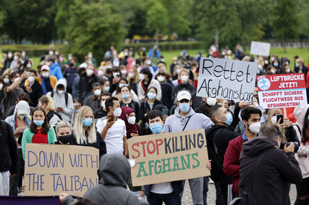 Kundgebung 'Luftbrücke jetzt! Schafft sichere Fluchtwege aus Afghanistan!' in Berlin
