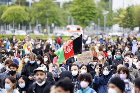 Kundgebung 'Luftbrücke jetzt! Schafft sichere Fluchtwege aus Afghanistan!' in Berlin