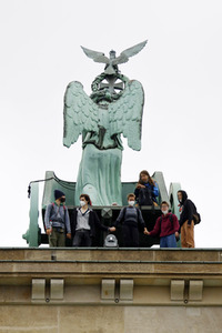 Klimaschutz-Aktivisten auf dem Brandenburger Tor in Berlin