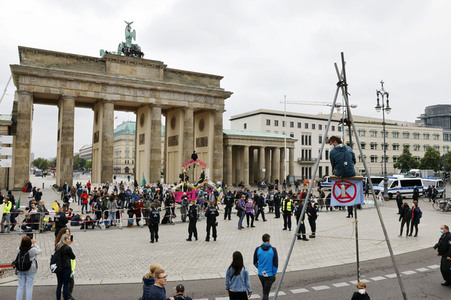 Klimaschutz-Aktivisten auf dem Brandenburger Tor in Berlin