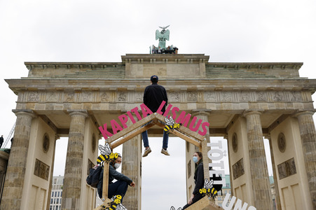 Klimaschutz-Aktivisten auf dem Brandenburger Tor in Berlin