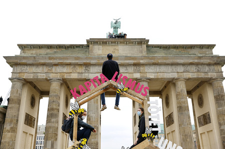 Klimaschutz-Aktivisten auf dem Brandenburger Tor in Berlin