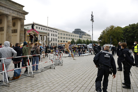 Klimaschutz-Aktivisten auf dem Brandenburger Tor in Berlin