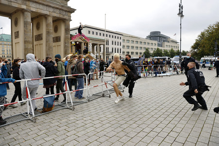 Klimaschutz-Aktivisten auf dem Brandenburger Tor in Berlin