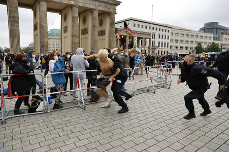 Klimaschutz-Aktivisten auf dem Brandenburger Tor in Berlin