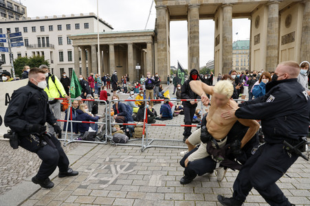 Klimaschutz-Aktivisten auf dem Brandenburger Tor in Berlin