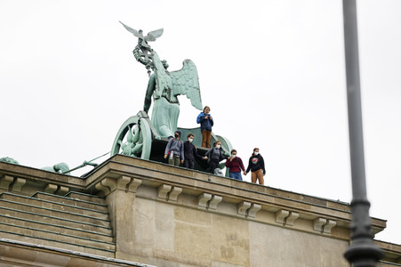Klimaschutz-Aktivisten auf dem Brandenburger Tor in Berlin
