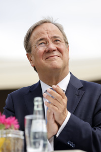 Armin Laschet bei der Inbetriebnahme das Pumpwerks Oberhausen