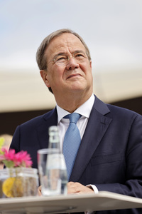 Armin Laschet bei der Inbetriebnahme das Pumpwerks Oberhausen