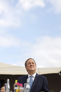 Armin Laschet bei der Inbetriebnahme das Pumpwerks Oberhausen