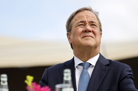 Armin Laschet bei der Inbetriebnahme das Pumpwerks Oberhausen