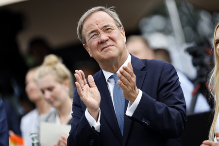 Armin Laschet bei der Inbetriebnahme das Pumpwerks Oberhausen