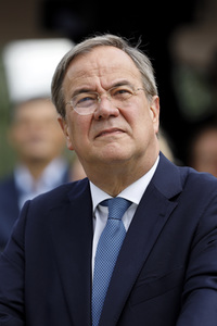 Armin Laschet bei der Inbetriebnahme das Pumpwerks Oberhausen