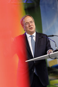 Armin Laschet bei der Inbetriebnahme das Pumpwerks Oberhausen