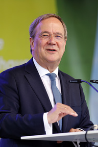 Armin Laschet bei der Inbetriebnahme das Pumpwerks Oberhausen