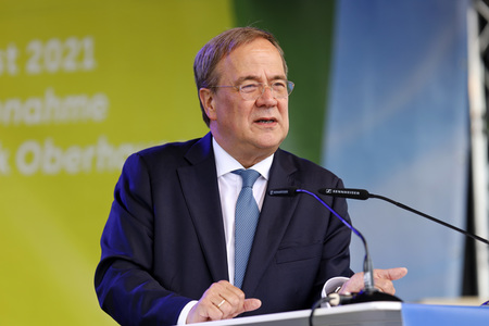 Armin Laschet bei der Inbetriebnahme das Pumpwerks Oberhausen