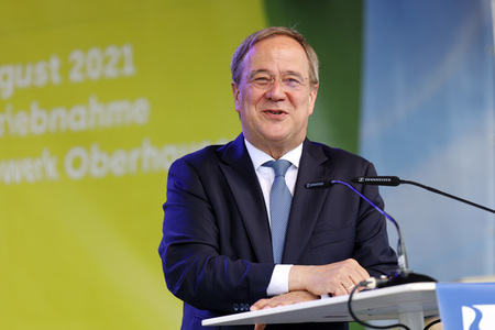 Armin Laschet bei der Inbetriebnahme das Pumpwerks Oberhausen