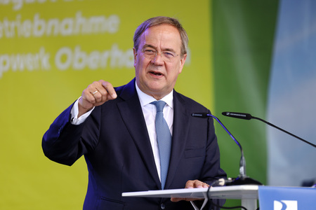 Armin Laschet bei der Inbetriebnahme das Pumpwerks Oberhausen