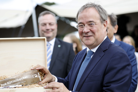 Armin Laschet bei der Inbetriebnahme das Pumpwerks Oberhausen