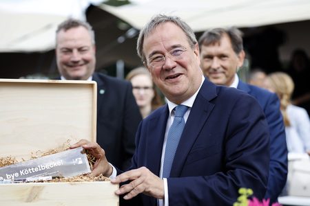 Armin Laschet bei der Inbetriebnahme das Pumpwerks Oberhausen