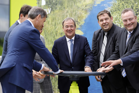 Armin Laschet bei der Inbetriebnahme das Pumpwerks Oberhausen