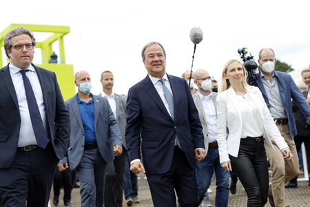 Armin Laschet bei der Inbetriebnahme das Pumpwerks Oberhausen