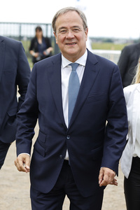 Armin Laschet bei der Inbetriebnahme das Pumpwerks Oberhausen
