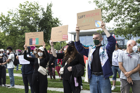 Demonstration 'Luftbrücke jetzt! Schafft sichere Fluchtwege aus Afghanistan!' in Berlin