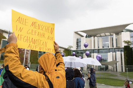 Demonstration 'Luftbrücke jetzt! Schafft sichere Fluchtwege aus Afghanistan!' in Berlin