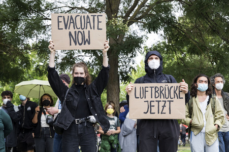 Demonstration 'Luftbrücke jetzt! Schafft sichere Fluchtwege aus Afghanistan!' in Berlin