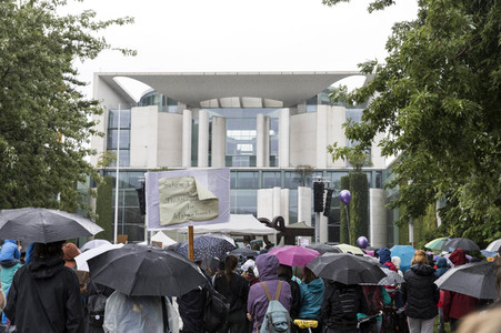 Demonstration 'Luftbrücke jetzt! Schafft sichere Fluchtwege aus Afghanistan!' in Berlin