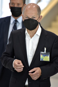 Olaf Scholz besucht die Merck KGaA in Darmstadt