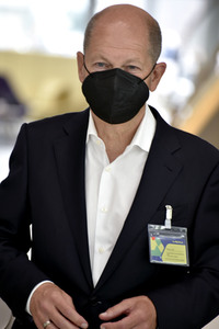 Olaf Scholz besucht die Merck KGaA in Darmstadt