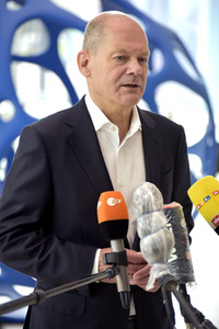 Olaf Scholz besucht die Merck KGaA in Darmstadt