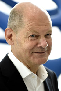 Olaf Scholz besucht die Merck KGaA in Darmstadt